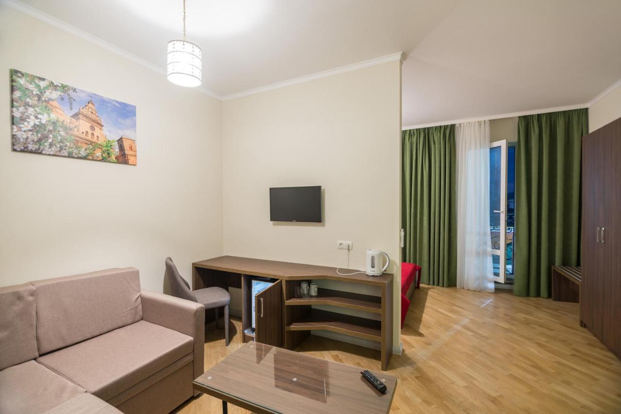 Pivdenniy Hotel Lviv Exterior photo