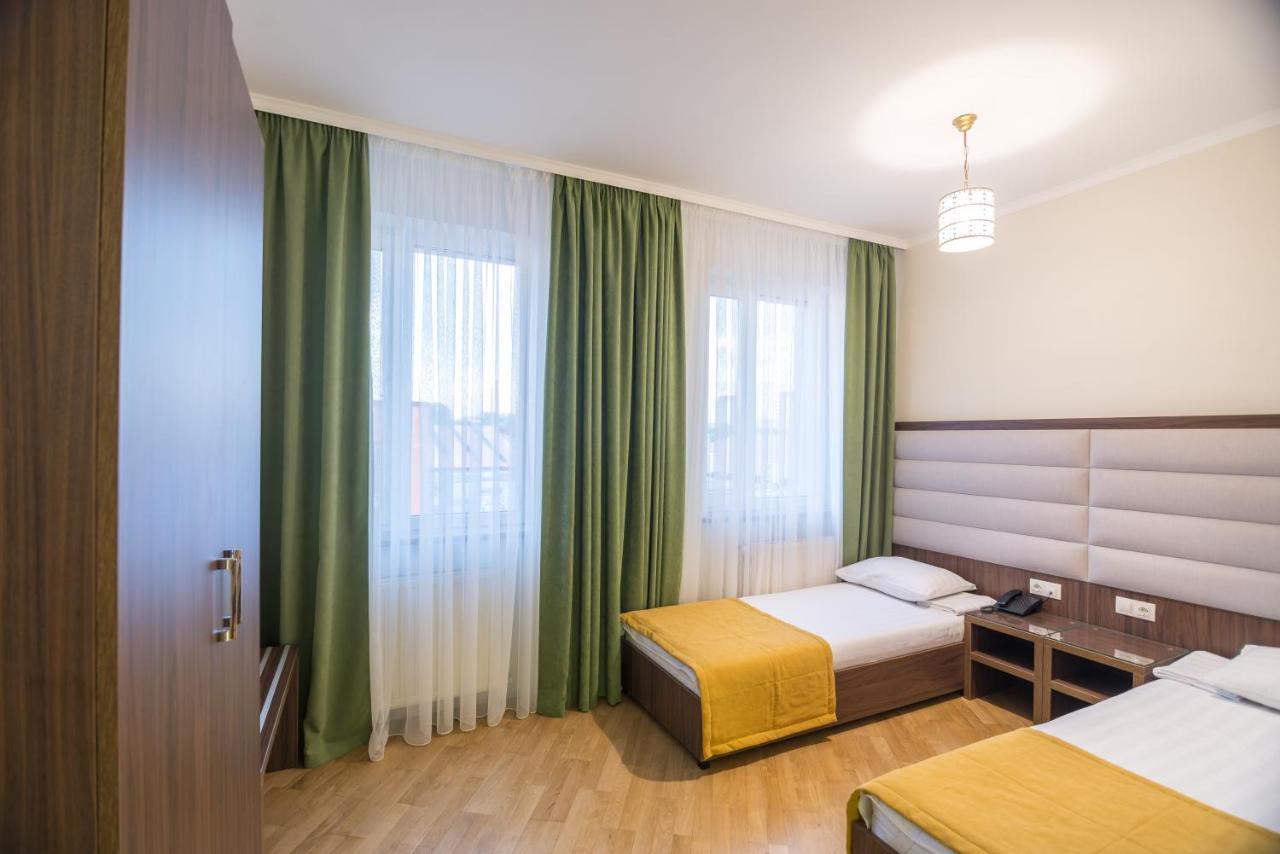 Pivdenniy Hotel Lviv Exterior photo