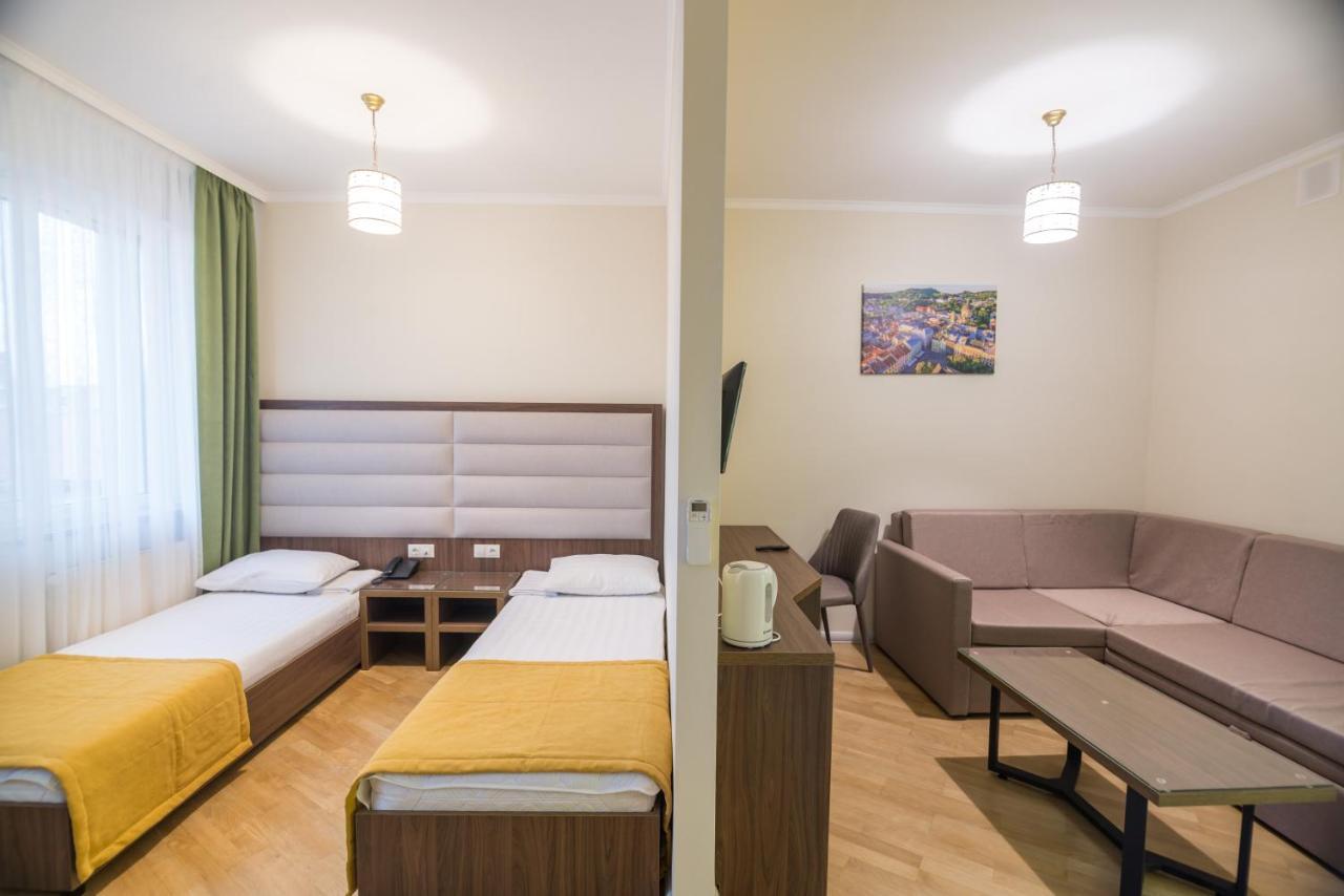 Pivdenniy Hotel Lviv Exterior photo